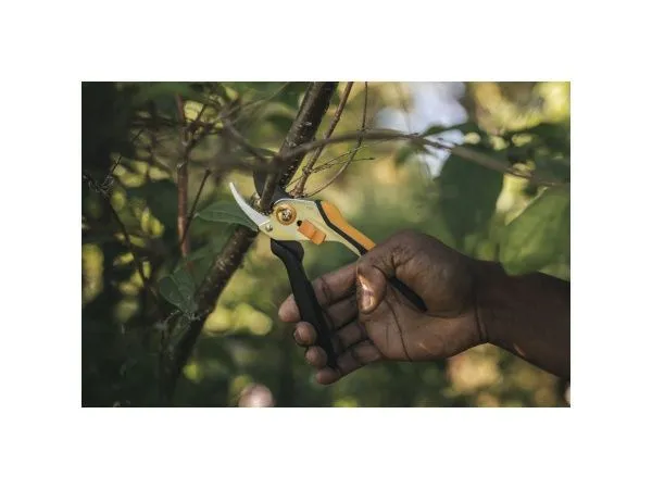 Секатор плоскостной металлический FISKARS Solid  P331 1057163
