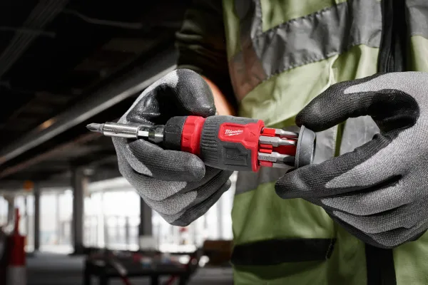 Отвертка компактная многофункциональная Milwaukee с храповым механизмом 8 в 1 4932480581