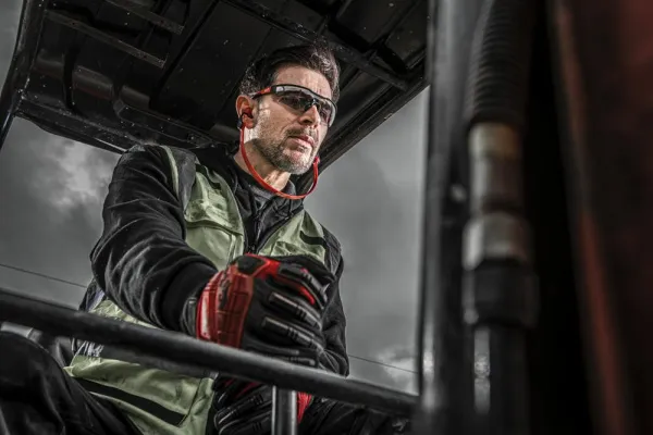 Очки с защитой от царапин и запотевания серые Milwaukee 4932478907