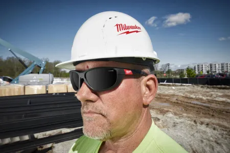 Очки защитные Milwaukee PREMIUM (затемненные, поляризованные) 4932471886