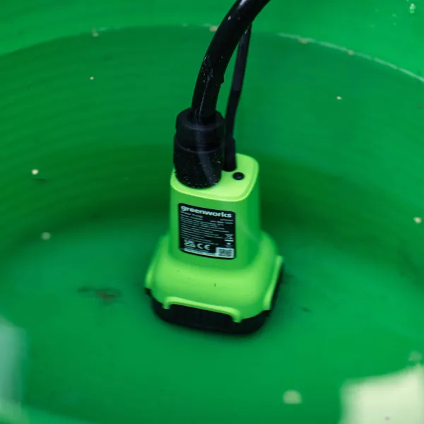 Насос аккумуляторный для полива из бочки Greenworks 24V G24SWP (1х4Ач, ЗУ) 3401007UB