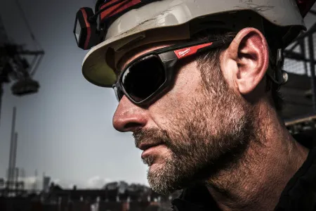 Очки защитные затемненные Milwaukee 4932471884