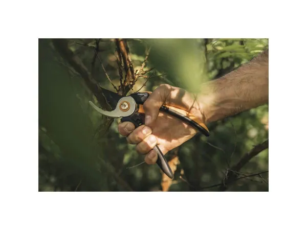 Секатор плоскостной FISKARS Solid P341 1057164