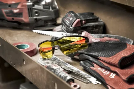 Очки с защитой от царапин и запотевания желтые Milwaukee 4932478927