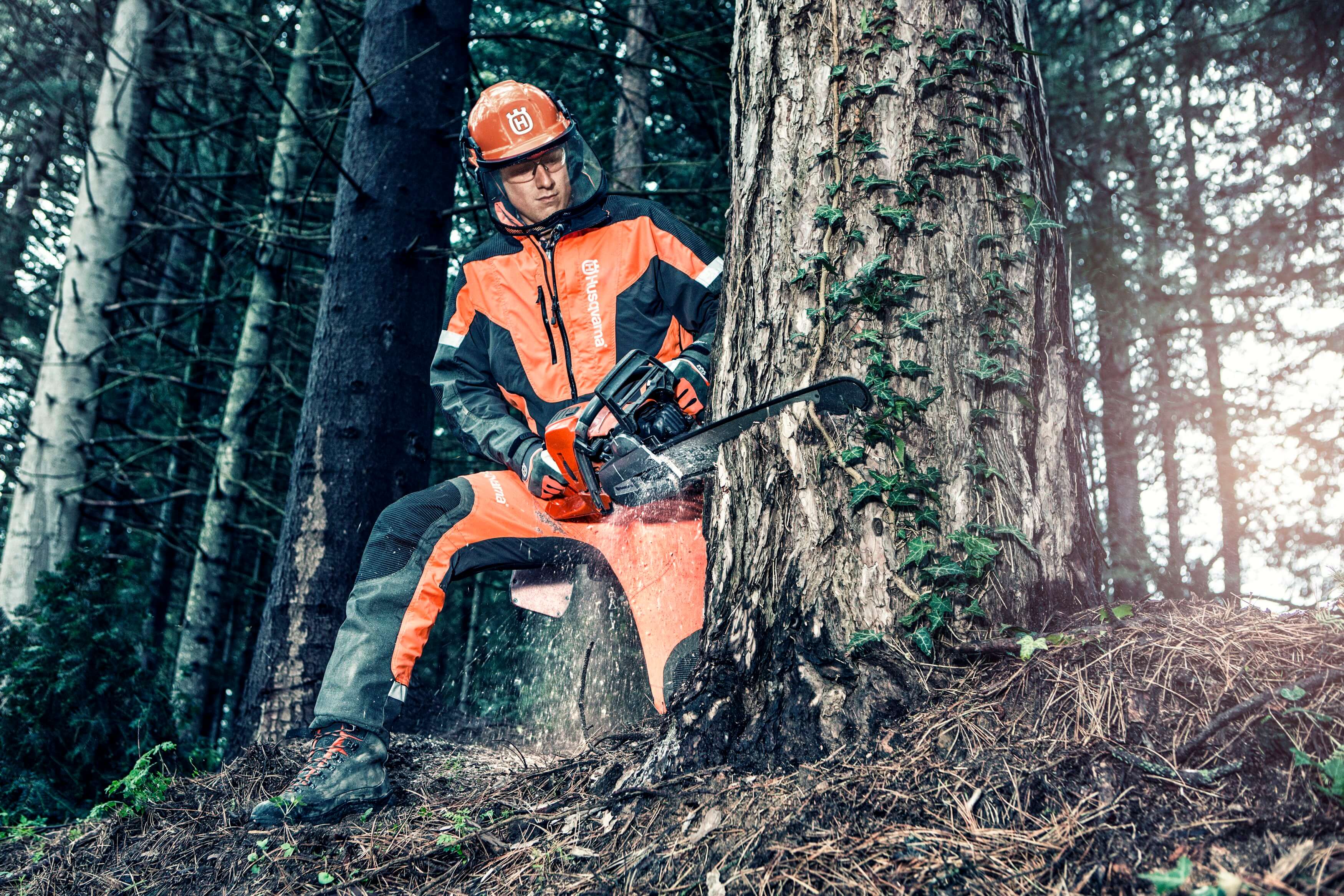 Фото человека бензопилы. Бензопилы Хускварна реклама. Хускварна 562 2020. Husqvarna реклама. Реклама бензопилы Husqvarna.