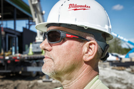 Очки защитные затемненные Milwaukee 4932471884 Очки защитные затемненные Milwaukee 4932471884