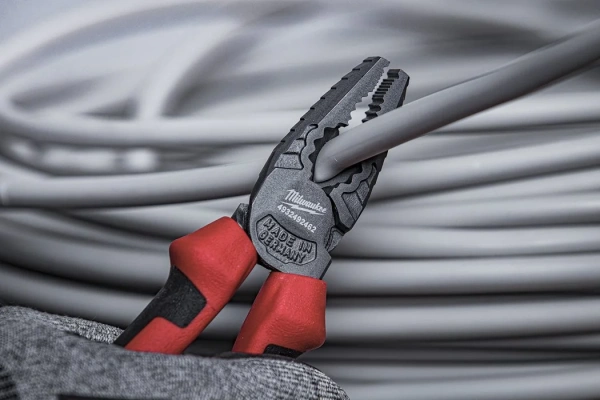 Плоскогубцы Milwaukee Combination plier 18 см 4932492462