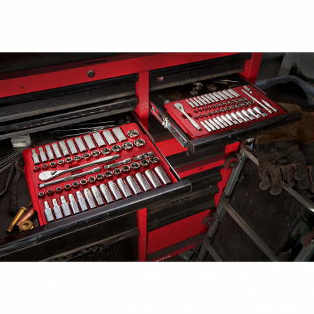 Набор метрических и дюймовых головок с воротком Milwaukee 3/8'' (56 предметов) 4932464946 Набор метрических и дюймовых головок с воротком Milwaukee 3/8'' (56 предметов) 4932464946