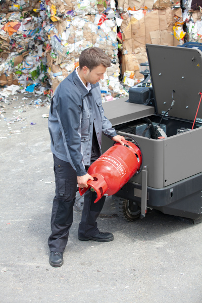 Подметальная машина Karcher KM 130/300 R LPG 1.186-146.0