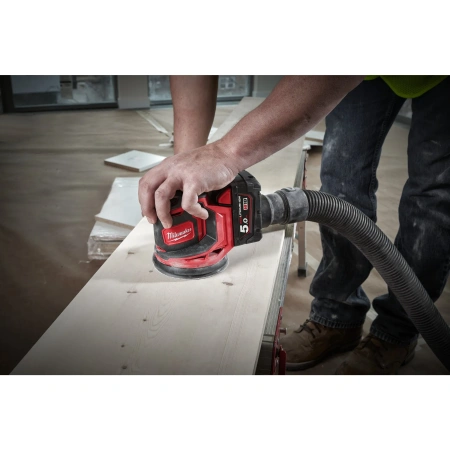 Аккумуляторная эксцентриковая шлифовальная машина Milwaukee M18 BOS125-502B 125мм + M18 ABL-0 В ПОДАРОК! (Арт. PT2509012) PT2509012
