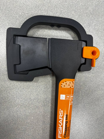 Топор универсальный Solid A10 FISKARS (трещина на чехле, царапина на топорище) 1051085.Y