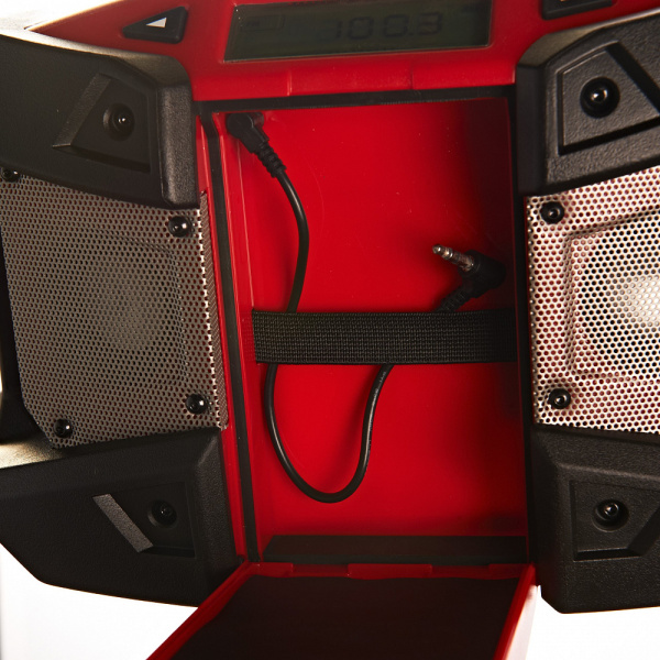 M12™ субкомпактное радио с возможностью подключения MP3 плееров 4933416365 Радиоприемники