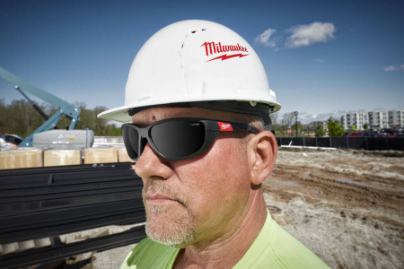 Очки с повышенной защитой с уплотняющей вставкой затемненные Milwaukee 4932471886 Очки с повышенной защитой с уплотняющей вставкой затемненные Milwaukee 4932471886