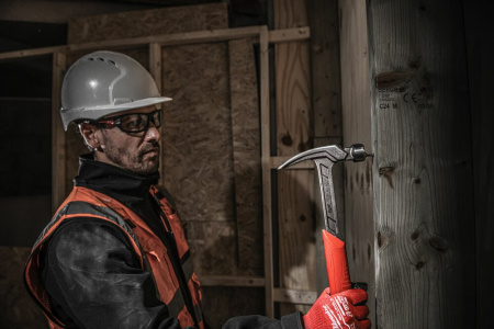 Молоток Milwaukee стальной с прямым гвоздодером 20 унций/570 грамм 4932478654 Молоток Milwaukee стальной с прямым гвоздодером 20 унций/570 грамм 4932478654