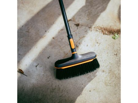 Щетка универсальная FISKARS OneClick 1080701