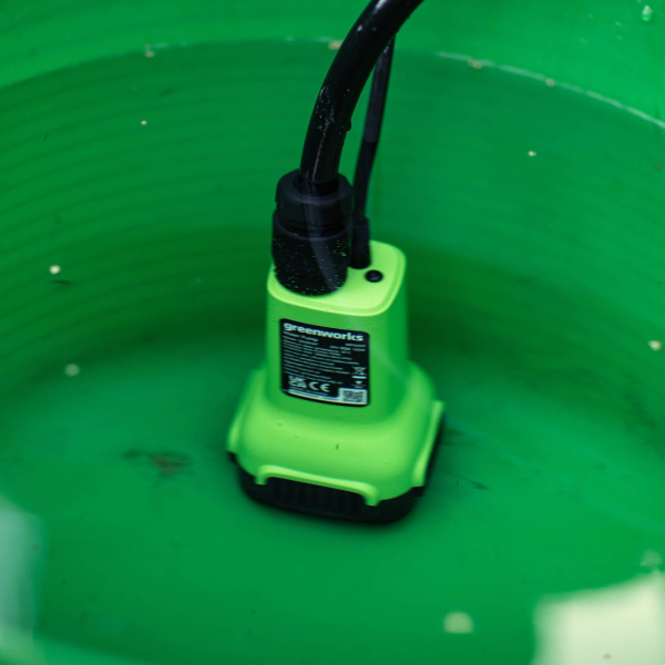 Насос аккумуляторный для полива из бочки Greenworks 24V G24SWP (1х4Ач, ЗУ) 3401007UB