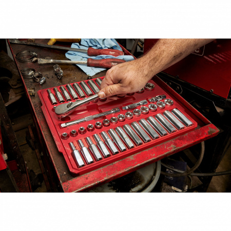 Набор метрических и дюймовых головок с воротком Milwaukee 3/8'' (56 предметов) 4932464946 Набор метрических и дюймовых головок с воротком Milwaukee 3/8'' (56 предметов) 4932464946