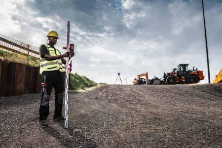 Аккумуляторный ротационный лазерный нивелир Milwaukee M18 RLOHV1200-501C 4933493204