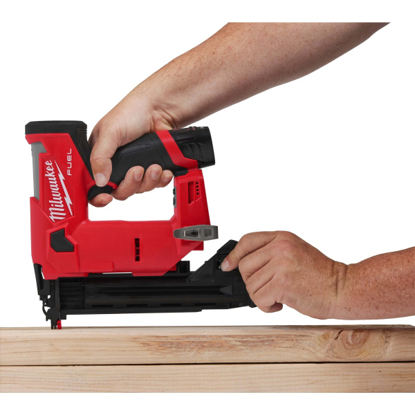 Аккумуляторный нейлер Milwaukee M12 FCN18GS-0X (без АКБ и ЗУ) 4933493354 Степлеры