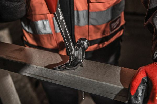 Молоток Milwaukee стальной с прямым гвоздодером 20 унций/570 грамм 4932478654 Молоток Milwaukee стальной с прямым гвоздодером 20 унций/570 грамм 4932478654