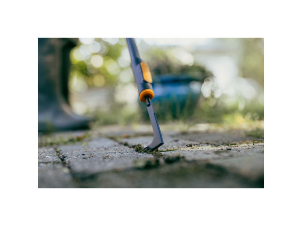 Тяпка для уборки травы с дорожек FISKARS OneClick 1080687
