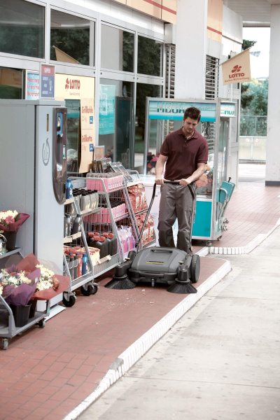 Подметальная машина Karcher KM 70/15 C 2SB с двумя боковыми щетками 1.517-154.0