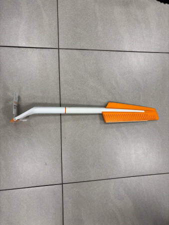 Щетка для снега со скребком FISKARS SnowXpert (отломана часть скребка) 1019352.Y