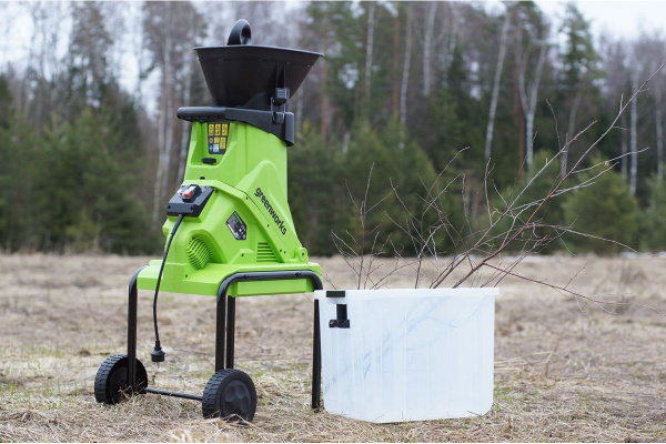 Измельчитель садовый электрический Greenworks GACSB 2206707 Садовые измельчители