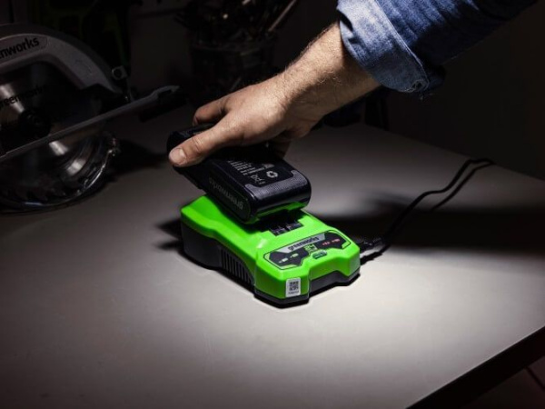Аккумулятор Greenworks 24V 4Ач G24B4 + с двумя USB-C разъемами 2940407 Аксессуары к аккумуляторной технике